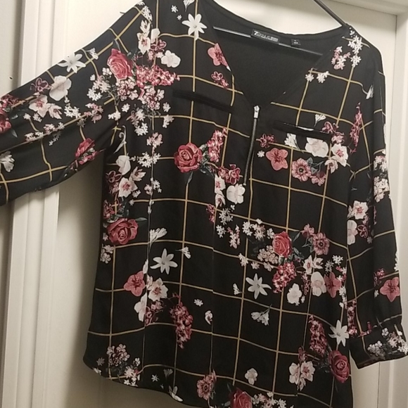 New York and Company Rose printed blouse - Picture 3 of 8